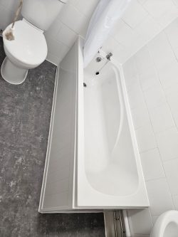 toilet and bath bathroom installed by Northern Plumbing & Heating in Bilton